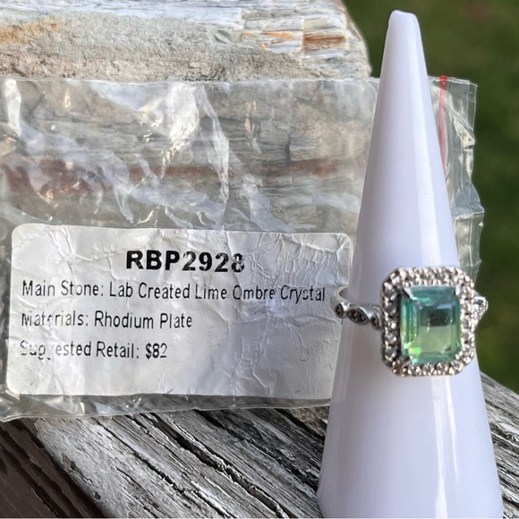 Beautiful Lab Created Lime Ombre Crystal Ring Bomb size 6 - Picture 2 of 3